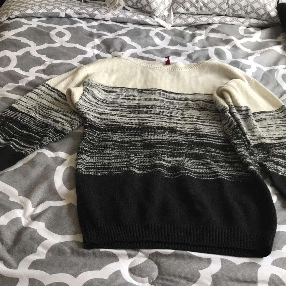 Black/white sweater